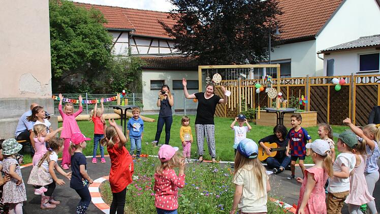 Mit einem Lied wurde die Spielfläche eingeweiht.