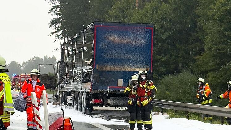 Kreis Bayreuth: Lkw auf der A9 in Flammen - Autobahn komplett gesperrt