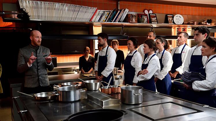 Franz-Josef Penkofer (Lukas Turtur, links) unterrichtet das Team im Restaurant &uuml;ber den Tod des Chefkochs.