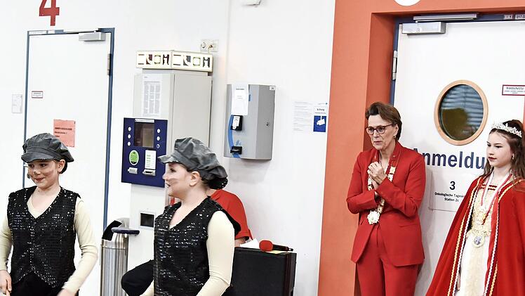 Akrobatik und Schauspieltalent zeigten die zwei Garde-M&auml;dchen Annika und Emma beim Faschingsauftritt der Narrlangia Rot-Weiss. Im Hintergrund: Vizepr&auml;sidentin Yvonne Weigl und Jung-Marktgr&auml;fin Maya von Narrlangen.