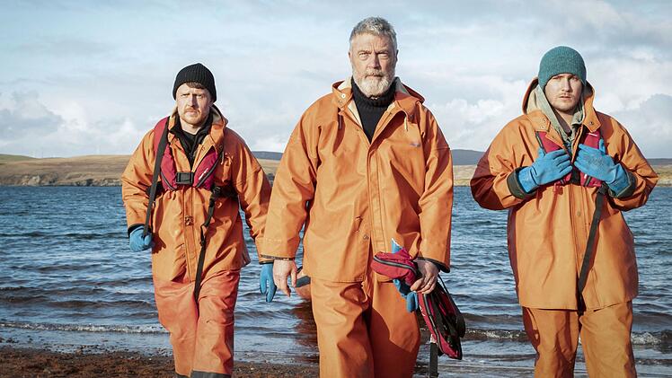 John Harris (Vincent Regan, links), Fergus Harris (Macleod Stephen, Mitte) und Patrick Harris (Ross Anderson) sind misstrauisch, als sie Tosh vor Fergus' Haus stehen sehen.