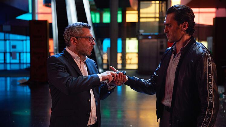 Irakli Datviani (Vladimir Korneev, rechts) und sein Vater Beka Datviani (Lasha Bakradze) haben ein Problem miteinander: Der Alte traut dem Jungen wenig zu - deshalb ist wohl auch Iraklis Schwester die rechte Hand des Vaters.