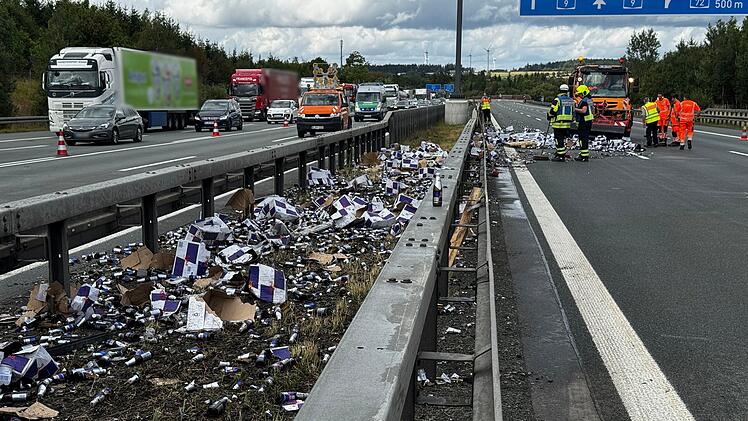 Tausende Red-Bull Flaschen auf der A9 bei Hof