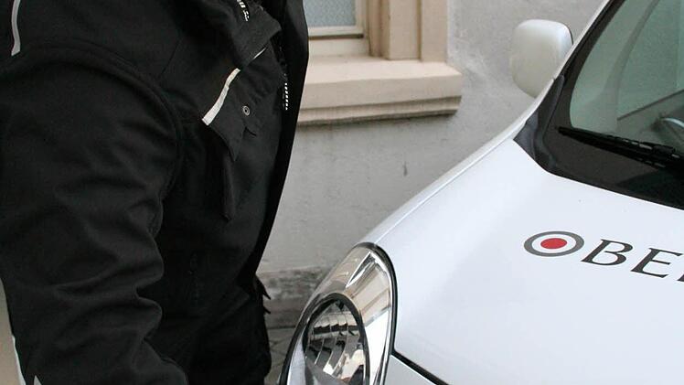 Hausmeister Benedikt Endres schließt ein E-Auto an die Ladesäule an. Foto: Sabine Paulus