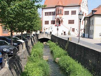 Die Mauer entlang der Dettel müsste für einen Hochwasserschutz HQ50 am Häfnerplatz (links) wesentlich erhöht werden. Foto: Gerhard Bauer