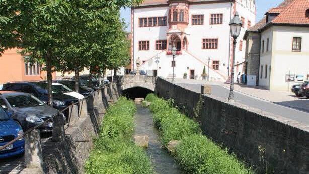 Die Mauer entlang der Dettel müsste für einen Hochwasserschutz HQ50 am Häfnerplatz (links) wesentlich erhöht werden. Foto: Gerhard Bauer