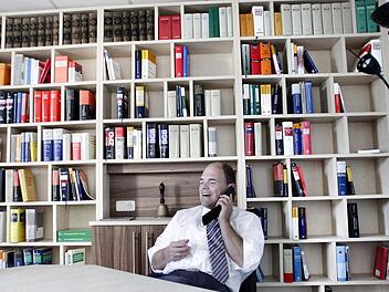 Michael Hofmann in seiner Kanzlei. Fotos: Nikolas Pelke