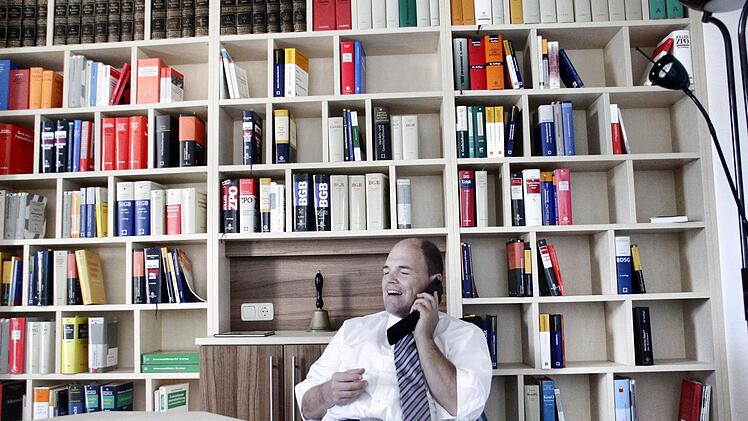 Michael Hofmann in seiner Kanzlei. Fotos: Nikolas Pelke