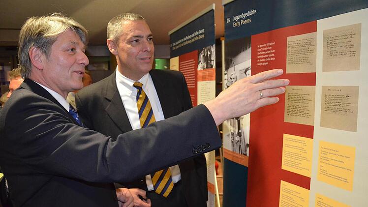 Claus Schenk Graf von Stauffenberg und Landtagsabgeordneter Heinrich Rudrof (CSU) in der Ausstellung