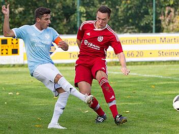 DJK-SV Neufang - TSV Weißenbrunn: In dieser Szene kommt Philipp Krauss (rotes Trikot) einen Schritt zu spät und kann den Pass von Frank Tucci nicht mehr verhindert. Wenig später erzielt er per Elfmeter den Siegtreffer für seine Elf. Foto: Heinrich Weiß