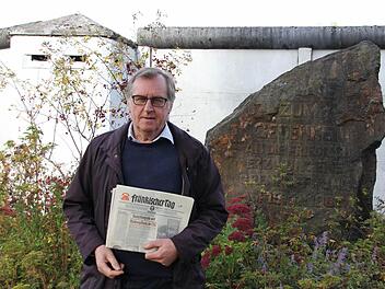 Georg Konrad mit der Zeitung vom 20. November 1989, in der über die Öffnung der Grenze bei Heinersdorf berichtet wurde.  Fotos: Friedwald Schedel
