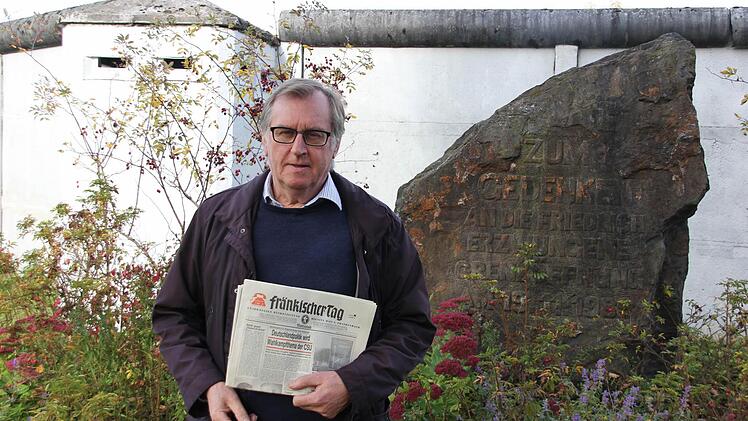 Georg Konrad mit der Zeitung vom 20. November 1989, in der über die Öffnung der Grenze bei Heinersdorf berichtet wurde.  Fotos: Friedwald Schedel