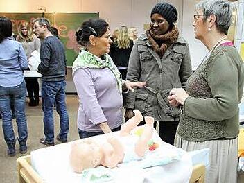 Ingrid Mäckler (links) und Bärbel Bürner (rechts) führten Rachel Lemburis Leyan durch das Berufsbildungszentrum. Foto: Heike Beudert