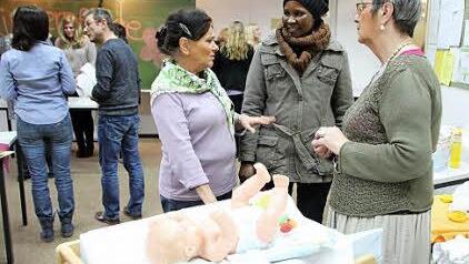 Ingrid Mäckler (links) und Bärbel Bürner (rechts) führten Rachel Lemburis Leyan durch das Berufsbildungszentrum. Foto: Heike Beudert