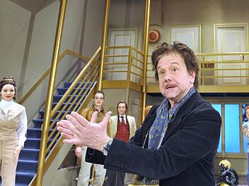 Turbulent geht es zu in Michael Frayns "Der nackte Wahnsinn": Probenszene mit Niklaus Scheibli als Regisseur Lloyd Dallas. Foto: Andrea Kremper