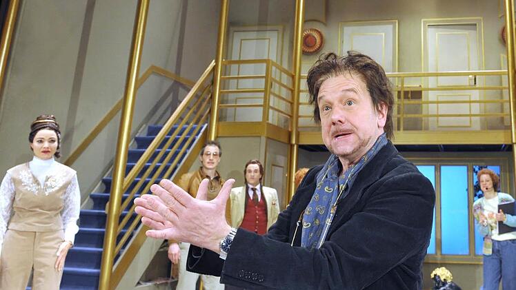 Turbulent geht es zu in Michael Frayns "Der nackte Wahnsinn": Probenszene mit Niklaus Scheibli als Regisseur Lloyd Dallas. Foto: Andrea Kremper