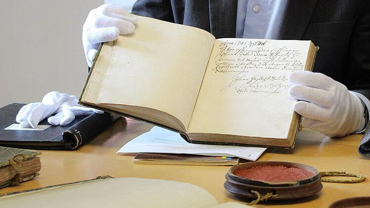 Johannes Haslauer zeigt das Meisterbuch. Foto: Ulrike Nauer