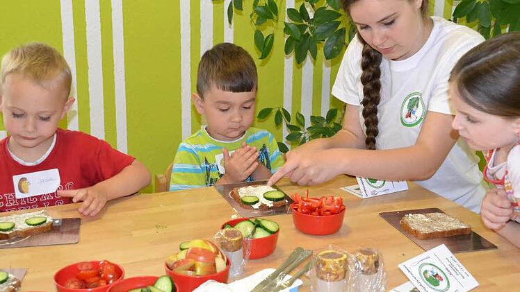 Mit lustigen Brotgesichtern macht den Kleinen gesunde Ern&auml;hrung Spa&szlig;. Im P-Seminar lernten sie, dieses Brote selbst zu machen. Fotos: Uschi Prawitz