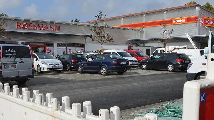 Links Rossmann, im Hintergrund Norma: Die ersten Märkte in den Klingenwiesen an der Erlanger Straße öffnen in wenigen Tagen.