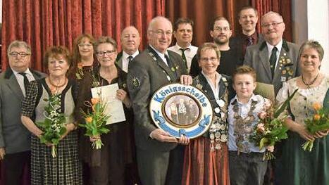 Alle Geehrten des Schützenvereins Rödental zusammen mit Herbert Krug, dem Vorsitzenden, Werner Krug, dem Zweiten Vorsitzenden, Bürgermeister Marco Steiner und dem ehemaligen Schützenkönig Rainer Reißenweber, der von der neuen Schützenkönigin Christina Schäftlein abgelöst wird. Foto: Daniela Pondelicek