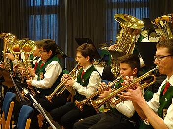 Das Vor-Orchester besteht aus der bisherigen Jugend- und der Erwachsenen-Bläserklasse. Es spielte zu Beginn des Konzerts.  Foto: Doris Bauer