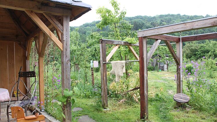 Idyllischer Sitzplatz im Grünen und sichtbare Handwerkskunst.