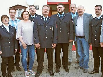 Kommandantenwahl bei der Feuerwehr Seubelsdorf, von links: Kreisbrandmeister Thomas Hofmann, 2. Vorsitzende Elvira Lorenz, Peter Zillig und Angelika Seidel von der Stadtverwaltung, Vorsitzender Thomas Löffler, Kommandant Stefan Kraus, sein Stellvertreter Mario Ahles, die Feuerwehrreferenten Otto Dinkel und Roland Lowig, Jörg Höhn und Bürgermeister Andreas Hügerich Foto: Alfred Thieret