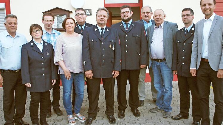 Kommandantenwahl bei der Feuerwehr Seubelsdorf, von links: Kreisbrandmeister Thomas Hofmann, 2. Vorsitzende Elvira Lorenz, Peter Zillig und Angelika Seidel von der Stadtverwaltung, Vorsitzender Thomas Löffler, Kommandant Stefan Kraus, sein Stellvertreter Mario Ahles, die Feuerwehrreferenten Otto Dinkel und Roland Lowig, Jörg Höhn und Bürgermeister Andreas Hügerich Foto: Alfred Thieret