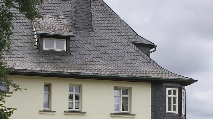 Der Pfarrgarten ist lebendig: junge Laufenten watscheln umher, Katzen schnurren, aber auch H&uuml;hner und Schafe gibt es.