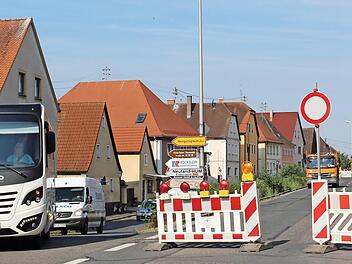 Wegen des Baus der Wasserleitung ist derzeit die Staatsstraße in Wachenroth tagsüber für den Verkehr gesperrt. Der Verkehr wird über die tiefer liegende Straße im Süden geleitet. Foto: Evi Seeger