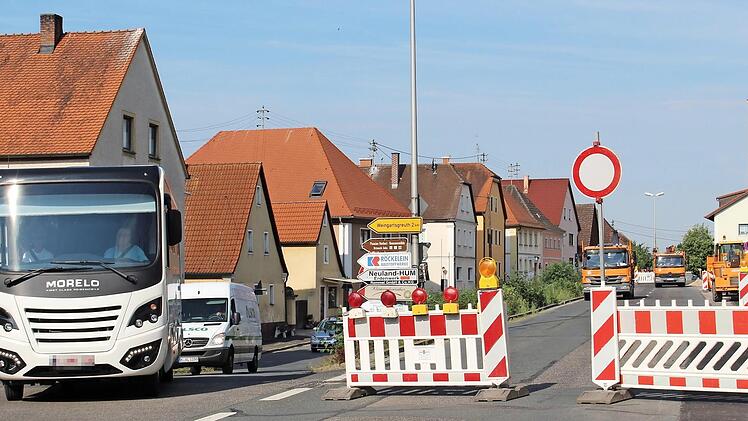 Wegen des Baus der Wasserleitung ist derzeit die Staatsstraße in Wachenroth tagsüber für den Verkehr gesperrt. Der Verkehr wird über die tiefer liegende Straße im Süden geleitet. Foto: Evi Seeger