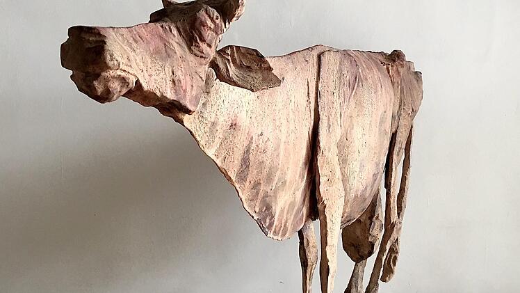 Unfertig und doch fertig. Die neuen Tierarbeiten von Klaus Metz wurden  mit der Motorsäge aus Eichenbalken geschnitten. Marion Eckert