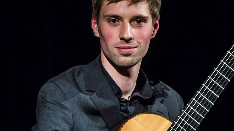Der Gitarrist und lautenist Elias Conrad gastiert erstmals bei der Gesellschaft der Musikfreunde Coburg. Am 26. März 2020 tritt er mit dem Programm "Shakespeare and more" gemeinsam mit Constanze Rückert im Glasmuseum Rosenau auf.Foto: Archiv/Jochen Berger