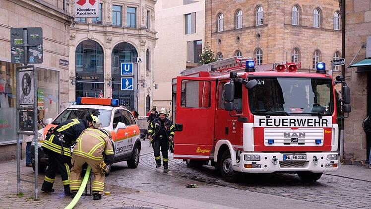 Brand im Dienstagmorgen in Fürth - ein Gebäude der Innenstadt ist betroffen. Foto: NEWS5 / Grundmann