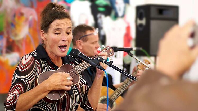 Edda Ruß spielt gleich in zwei Bands mit, unter anderem mit ihrer Ukulele. Fotos: MIH