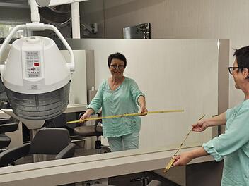 Wenn Christiane Schießer am 4. Mai ihren Salon wieder öffnen darf, muss sie genaue Abstandsregeln einhalten. Mit dem Metermaß misst sie aus, wie viele Stühle sie stellen darf. Die Hälfte der Arbeitsplätze wird wohl wegfallen. Foto: Peter Klopf