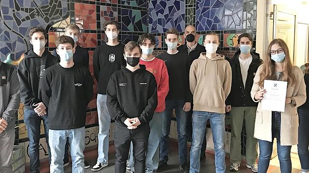 Die Jugendlichen des P-Seminars mit ihrem Lehrer Markus Lagnier