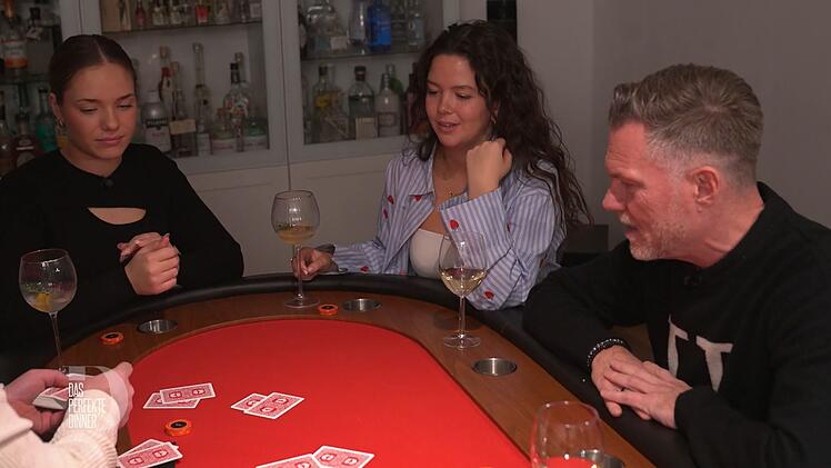Im Keller vergnügen sich die Gäste mit Drinks und Poker.