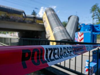 Nach dem Absturz zweier G&uuml;terzug-Waggons von einer Br&uuml;cke