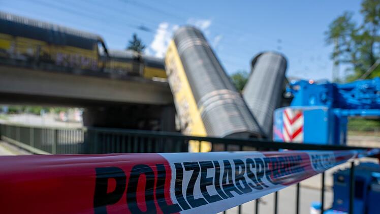 Nach dem Absturz zweier G&uuml;terzug-Waggons von einer Br&uuml;cke