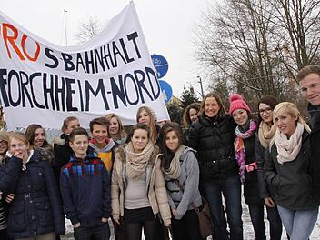 Schüler und Lehrer demonstrieren für den S-Bahnhof im Forchheimer Norden. Fotos: np