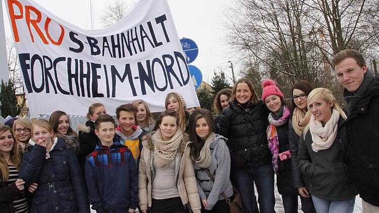 Schüler und Lehrer demonstrieren für den S-Bahnhof im Forchheimer Norden. Fotos: np