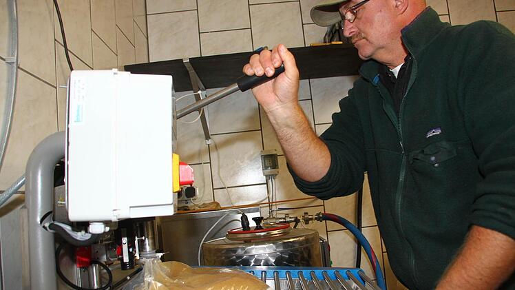 Der Saft wird erhitzt und in Beutel abgefüllt.