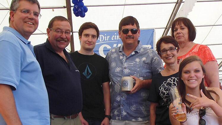 Amerikaner scheinen deutsches Bier zu lieben: Die Leguillons sowie eine Familie aus Chicago zusammen mit den Geschäftsführern der Brauerei, Franz-Josef Göller (Zweiter von links) und Eva Göller (Zweite von rechts) mit Sohn Max (Dritter von links).