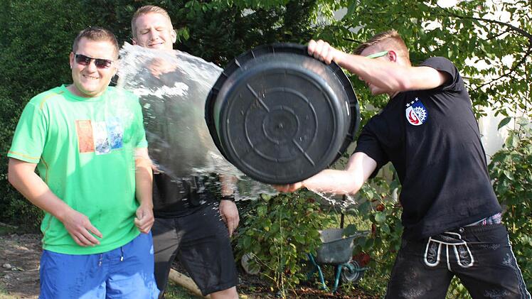 Tobias Weiß (l.) und Harald Schorr ertrugen ihre Abschiedsdusche mit Fassung. Fotos: Sonja Werner