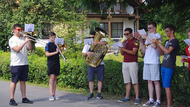Flexi Brass sorgte im wahrsten Sinne des Wortes für die musikalische "Begleitung". Fotos: Heike Schülein