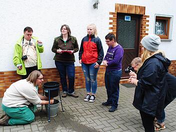 Auch ein Wettmelken initiierte Erlebnisbäuerin Anja Girz (stehend, 2. von links). Foto: Evelyn Schneider