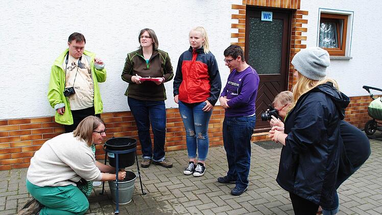 Auch ein Wettmelken initiierte Erlebnisbäuerin Anja Girz (stehend, 2. von links). Foto: Evelyn Schneider