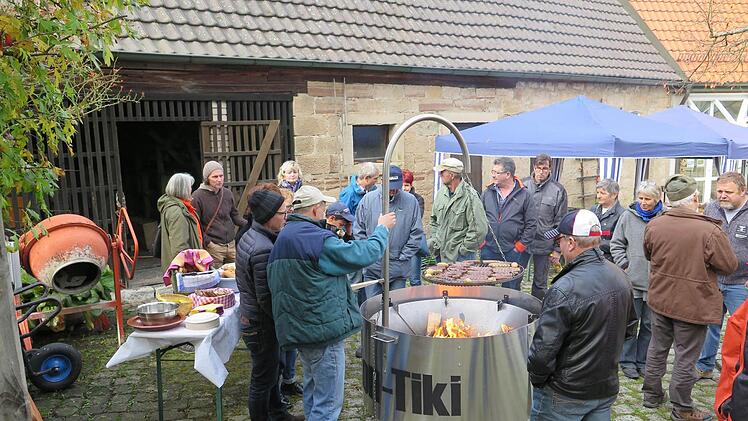 Für die Teilnehmer am Ubiz-Seminar zum Thema Terra Preta war ein schöner Nebeneffekt der Herstellung von Biokohle als Basis für die schwarze Super-Erde das Grillen von Bio-Bratwürsten auf dem Kon-Tiki-Ofen.