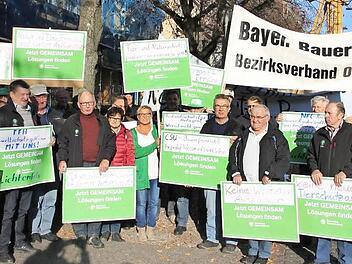 Bauern aus den Landkreisen Forchheim, Bamberg, Lichtenfels und Coburg demonstrieren gegen noch mehr Hürden für ihren Beruf.  Foto: P. Groscurth
